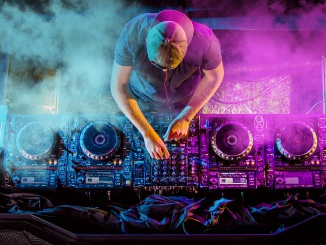  DJ BOOM Animation : Votre Partenaire pour des Événements à Thème Inoubliables