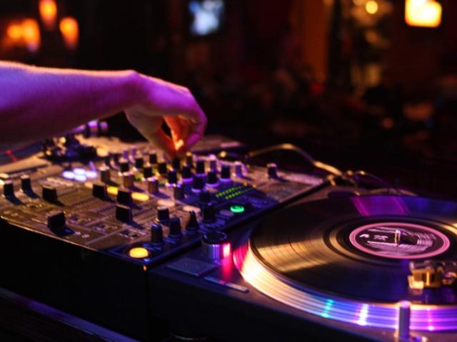 Nouvel An Éblouissant : Les Effets Spéciaux de DJ BOOM Animation